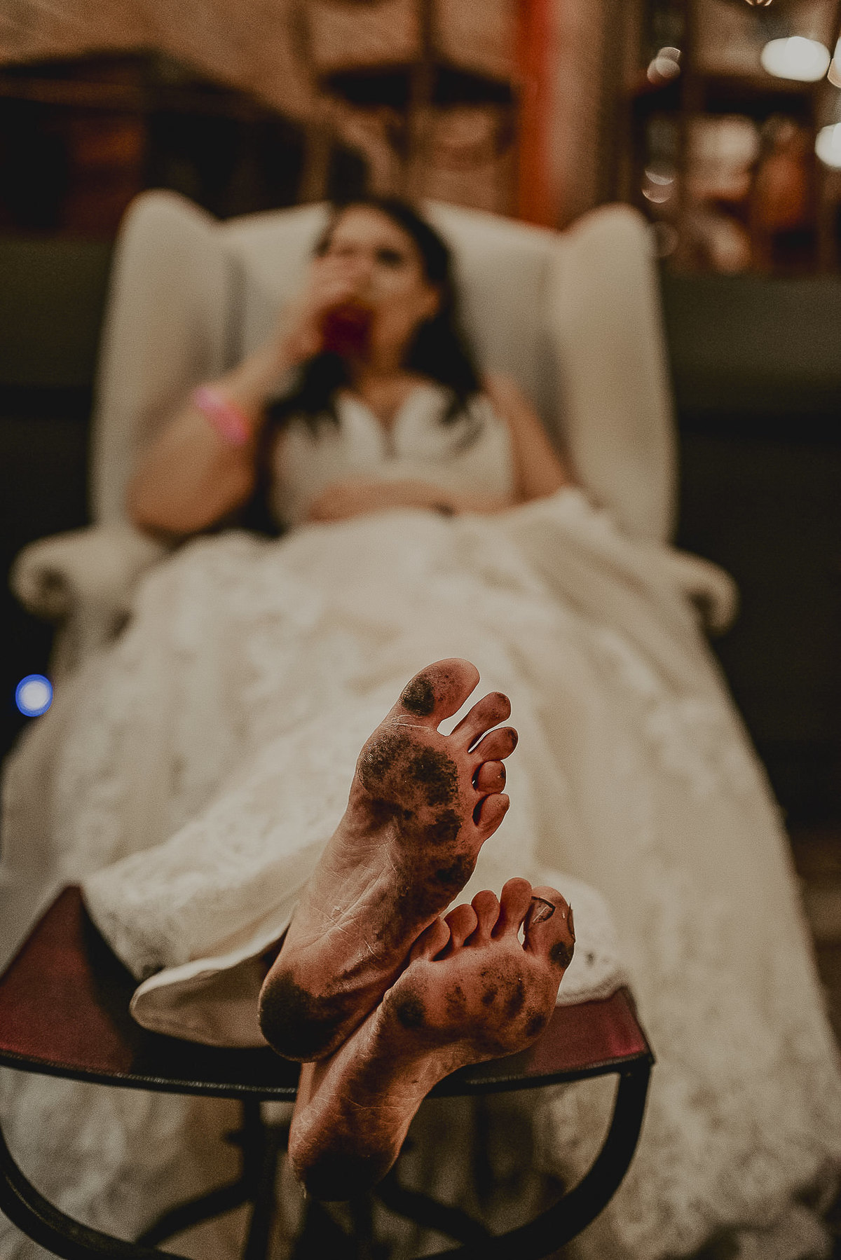 a noiva se divertiu tanto que no final da festa do casamento que tirou o sapato de noiva para dançar, a fotografia pode ser diferente para cada tipo de casal