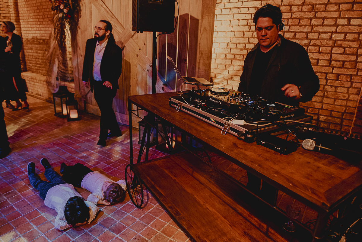 mais uma foto das criancas em casamentos se divertindo com a musica da festa durante o casamento as fotos verdadeiras e divertidas sao as mais diferentse, gosto de uma fotografia mais autentica de casamento.