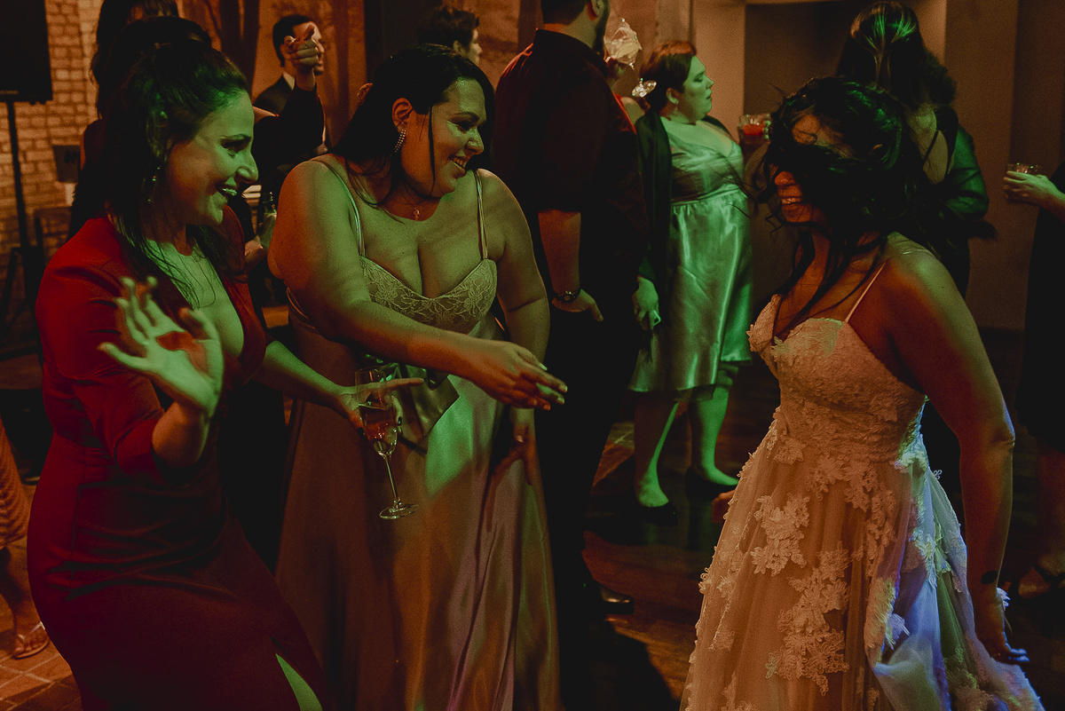 a fotografia da noiva com suas queridas madrinhas se divertindo na pista de dança durante o casamento em sp 