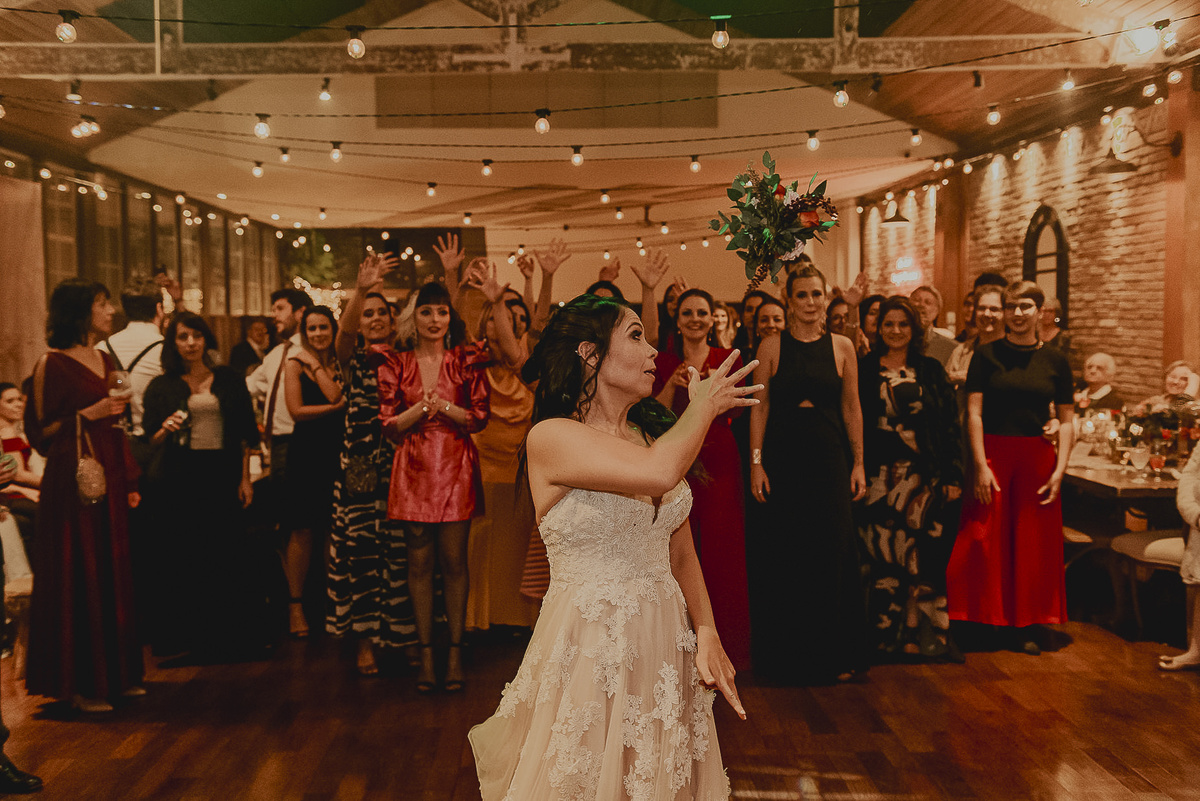 a hora de jogar o buque é sempre um momento especial e feliz, durante essa hora todas as convidadas e as madrinhas solteiras se preparam para pegar o buquê da noiva e as fotos ficam lindas demais e muito divertidas.