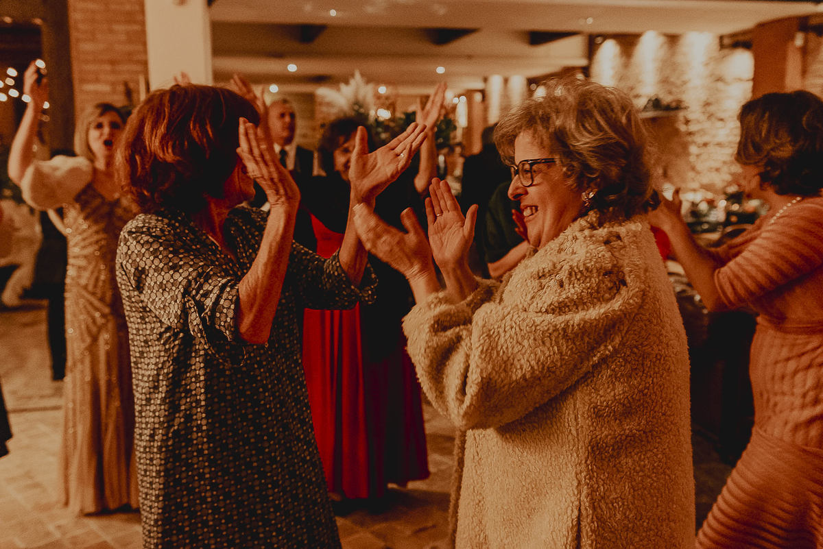 a animacao em um casamento nao tem idade, com isso as fotografias ficam mais bonitas e verdadeiras, com muito amor e espontaneidade. essa é a essência da fotografia do daniel okuyama fotografia