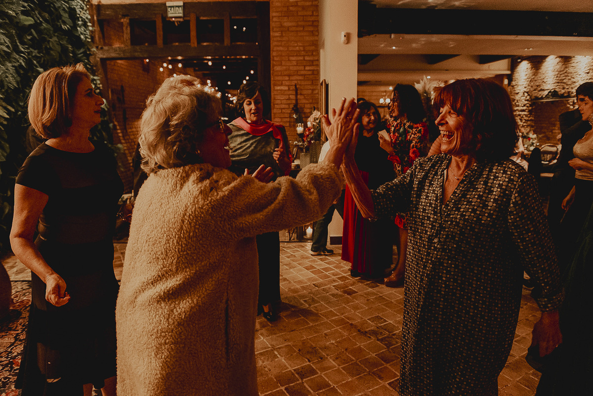 um brinde aos noivos pelo casamento realizados no espaco celeiro quintal que foi muito divertido e um casamento  autentico, lindamente registrado pelo melhor fotografo de casamento de sp