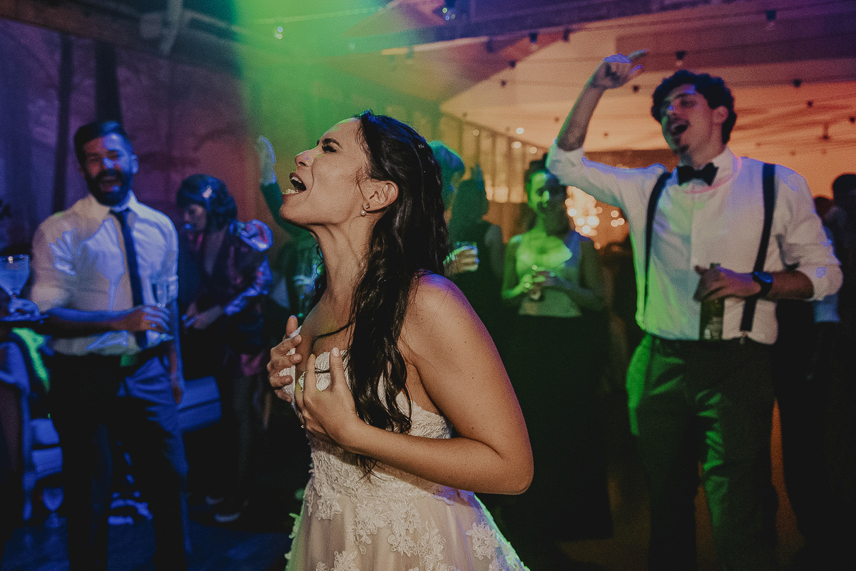 esse e o melhor fotografo de casamento de sp, registra a espotaneidade das pessoas e de como elas se emocionam e se divertem durante o casamento. daniel okuyama que ja ganhou muitos prêmios busca uma fotografia mais verdadeira