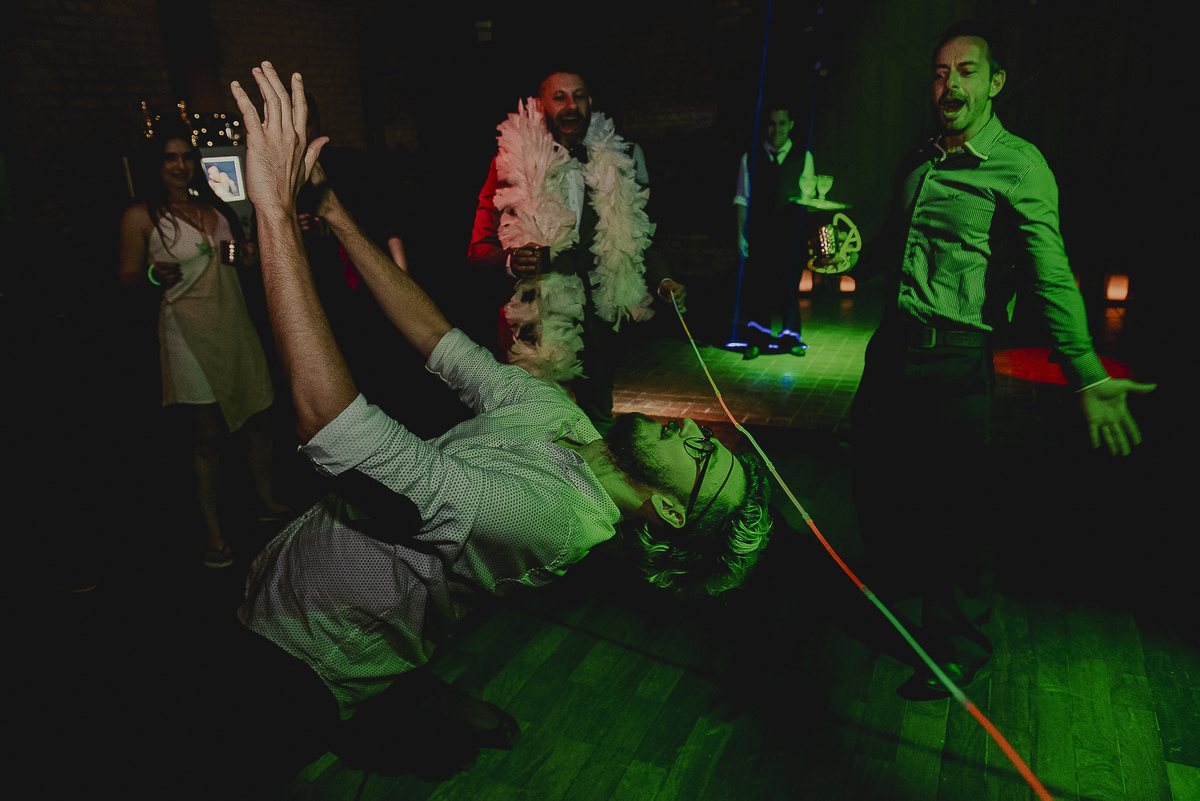 as fotografias d casamentos mais diferentes são aquelas que buscam a essência de um casal mais divertido no casamento em sp