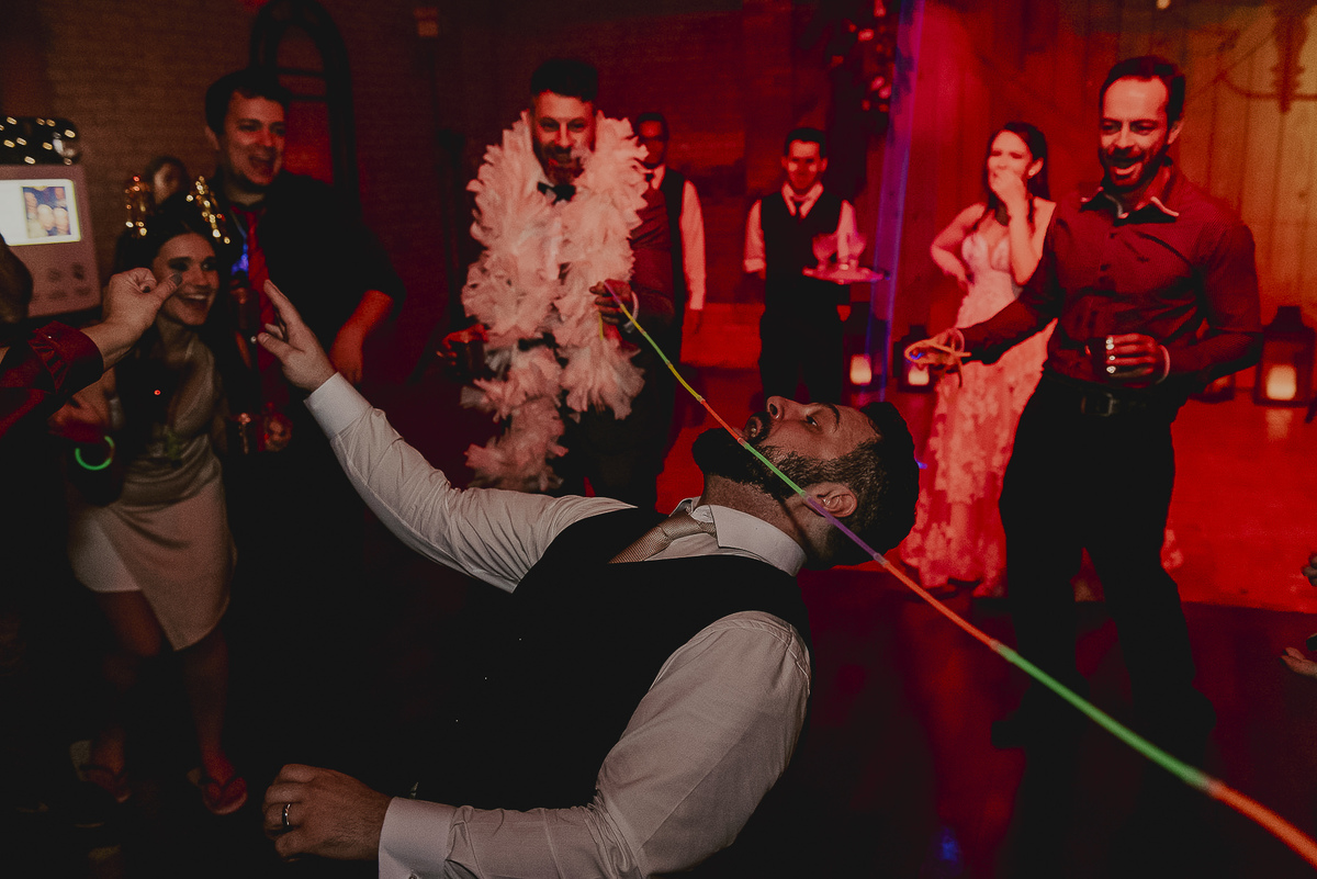 as fotos mais bonitas são aquelas que buscam a essência de um casal o casamento dos noivos durante a festa no celeiro quintal em sp