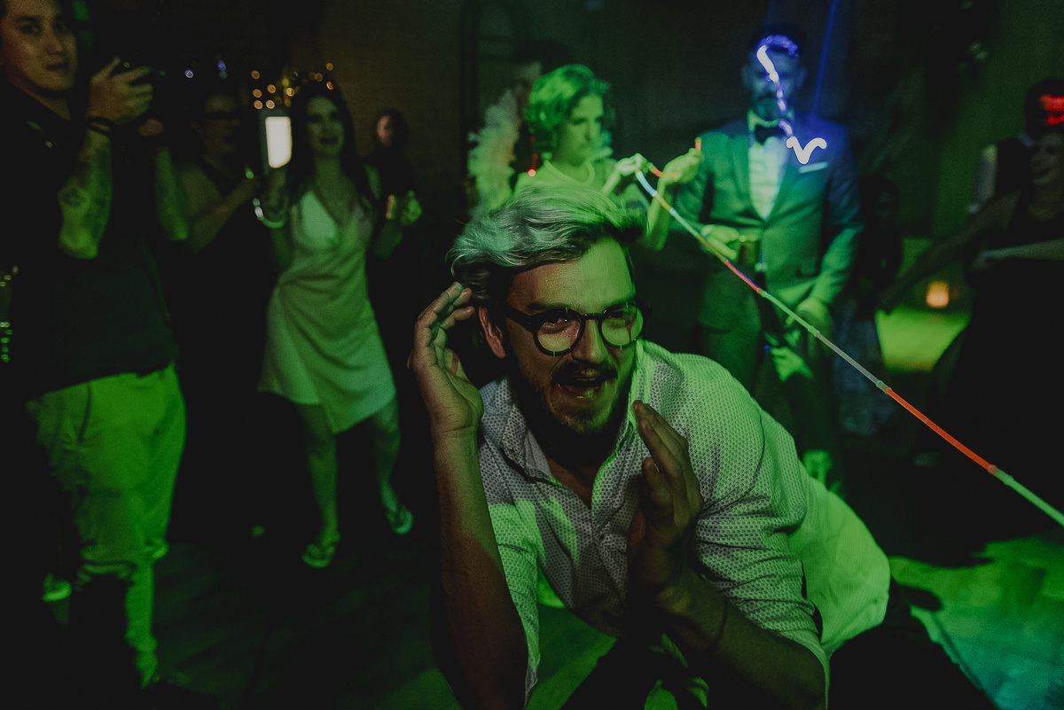 convidado super animado durante a festa de casamento dancando muito na pista de dança e se divertindo trazendo verdade para a fotografia