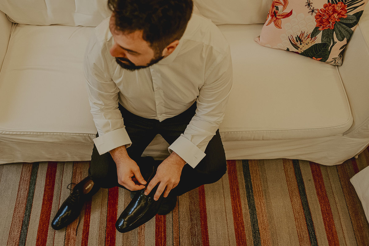 
fotografo de casamento sp durante making of do noivo para seu casamento no Celeiro Quintal espaço do grupo quintal em pinheiros sp