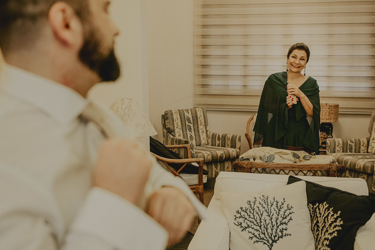 fotografia de casamento espontânea da mae do noivo durante o making of do casamento em sp