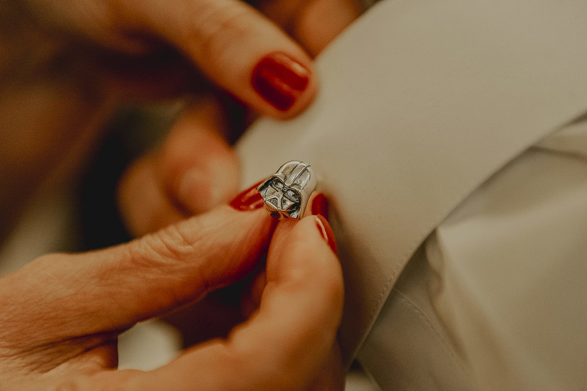 
fotografia de casamento dos detalhes do traje do noivo durante o making of do casamento no Celeiro Quintal 