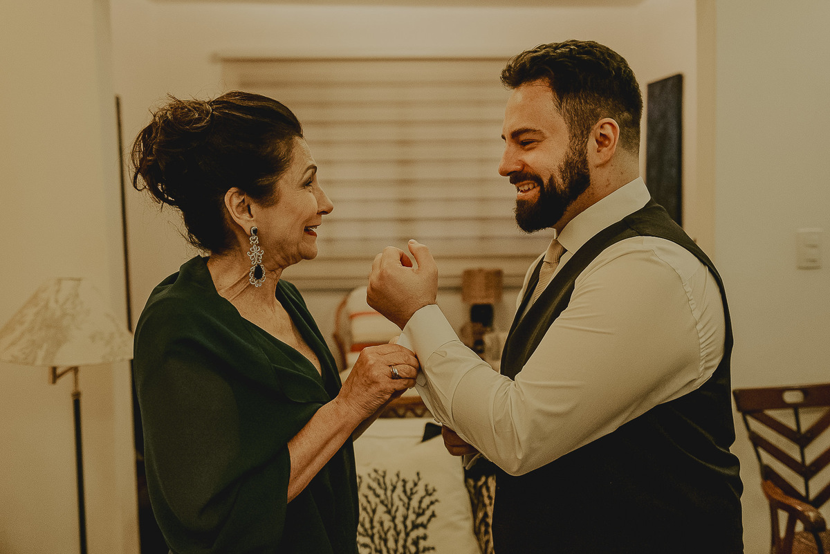 fotografia de casamento sp do noivo com sua mãe durante making de casamento no celeiro quintal sp