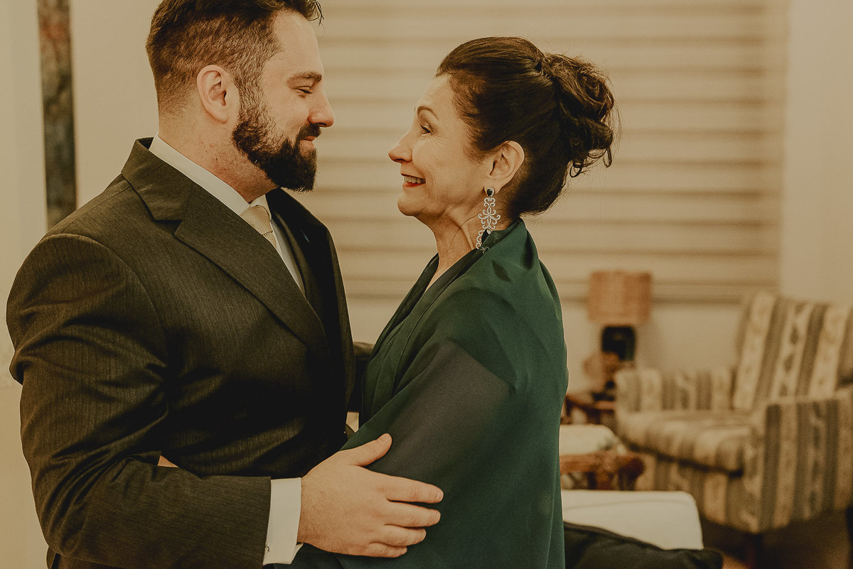 fotografo de casamento em sp durante o making of do noivo Fernando dando um abraço em sua mãe antes do grande dia do casamento no noiva ansiosa e lápis de noiva
