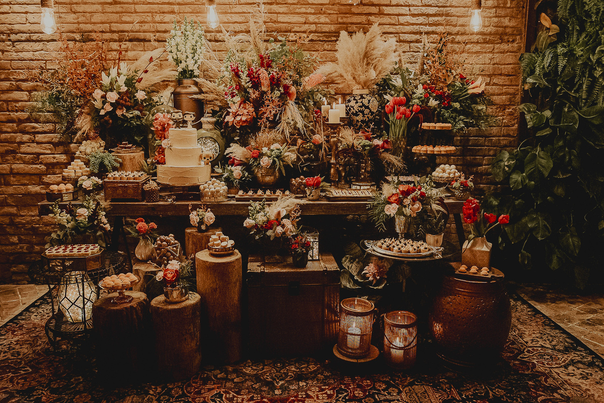 fotografo de casamento sp fotografia da mesa do bolo em decoração feita pela lamore no celeiro quintal espaço farm wedding em sao paulo
