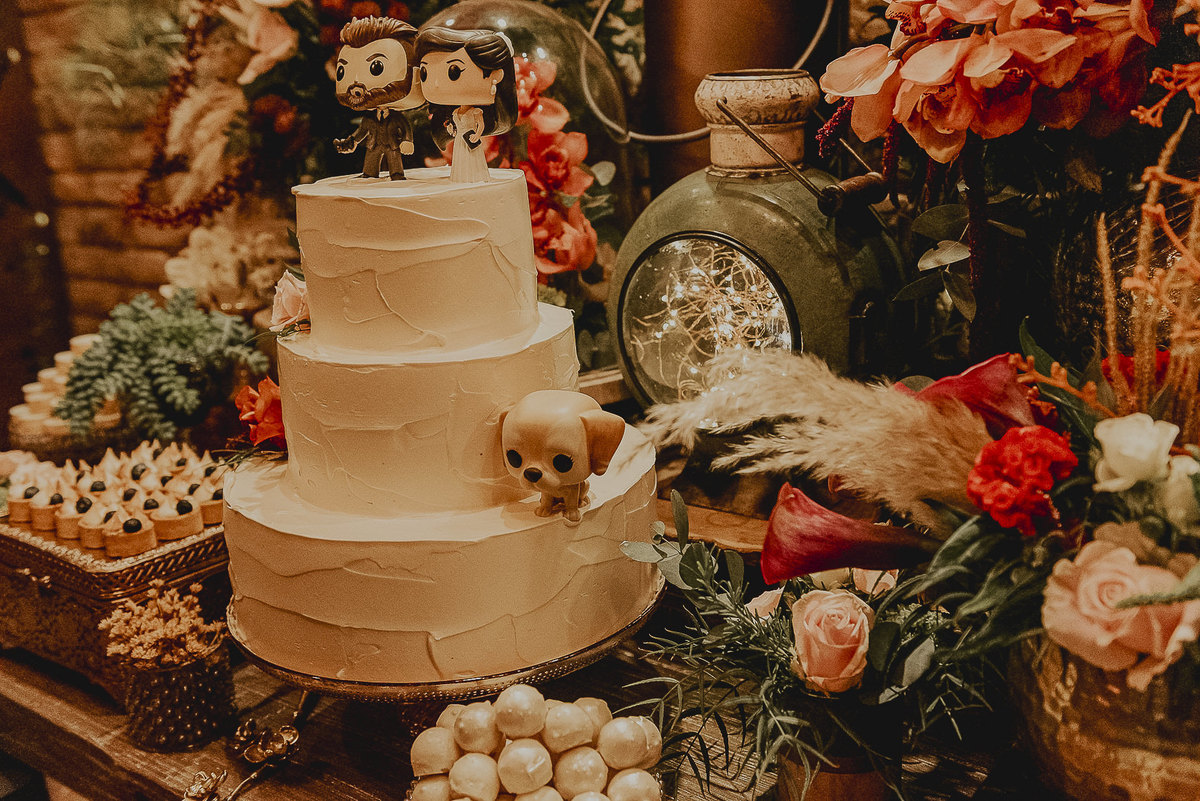 fotografo de casamento espontânea em sp inspiração de decoracao de casamento e topo de bolo diferente no casamento realizado no celeiro quintal e decoracao do casamento feita pela lamoreco.