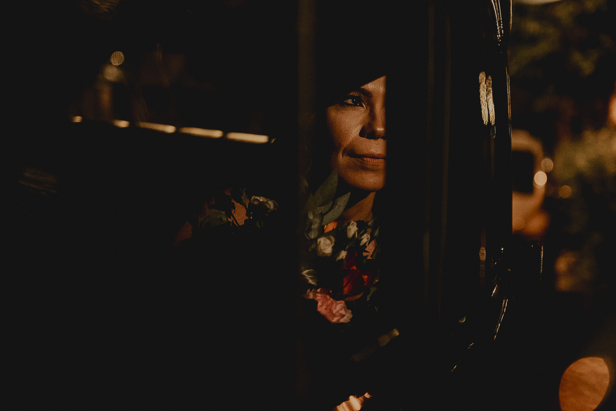 fotografo de casamento sp da noiva ansiosa esperando para entrada do casamento rústico realizado no Celeiro Quintal em São Paulo.