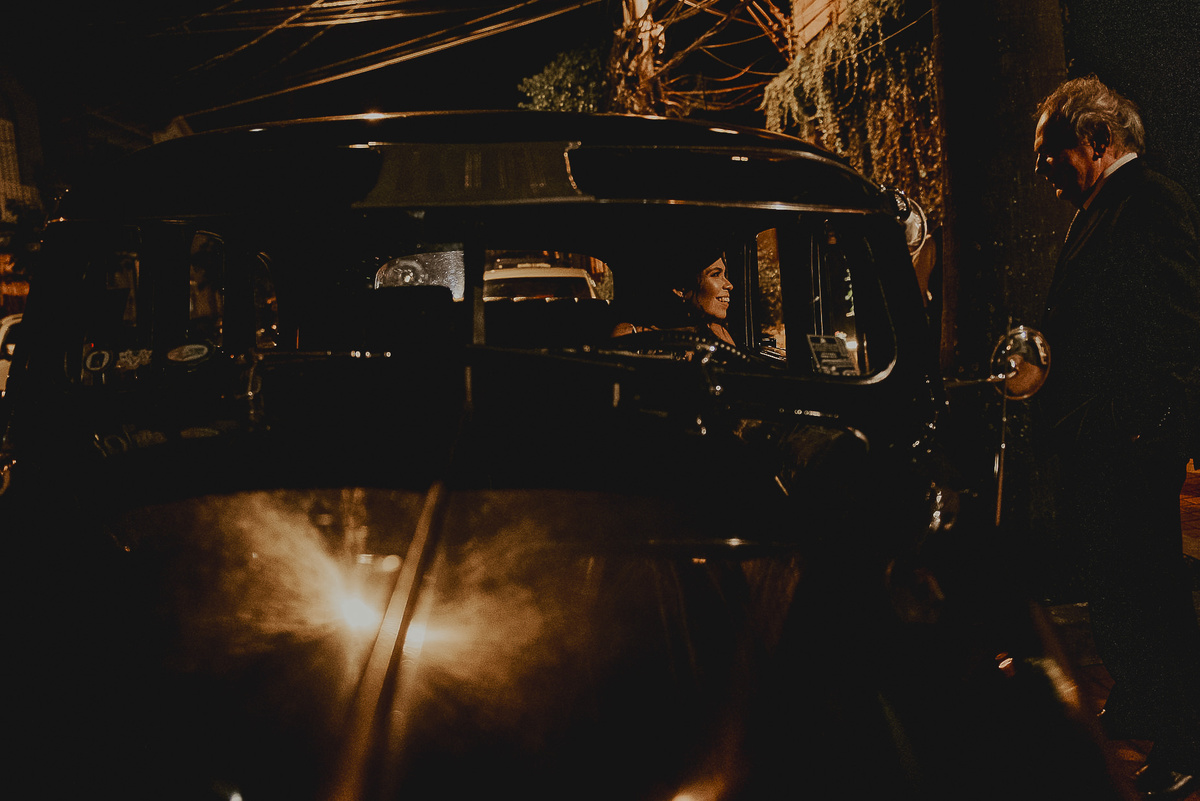 noiva de vestido de noiva ja pronta esperando para inicio do casamento dentro do carro antigo da noiva para a grande entrada no Celeiro Quintal sp