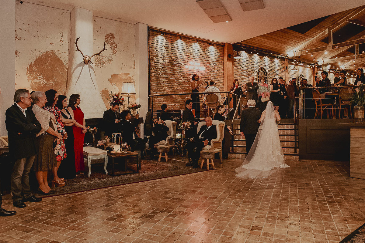 fotografia de casamento da entrada da noiva com seu lindo vestido junto com seu pai no Celeiro Quintal, fotografia espontanea de casamento em sp