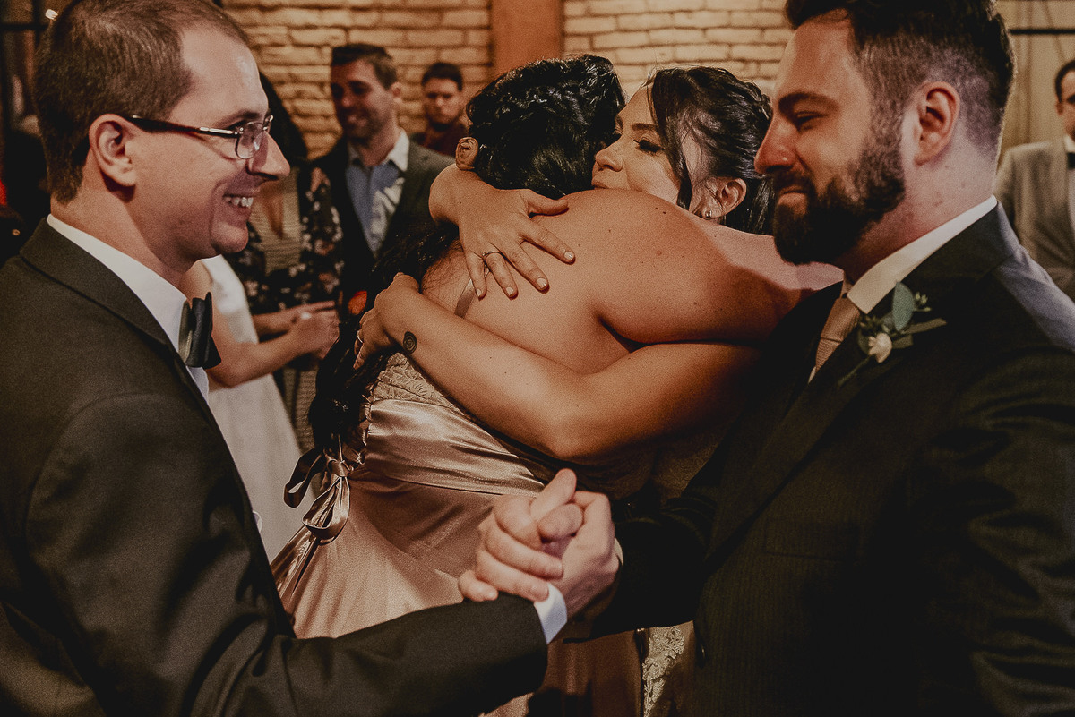 um braço apertados dos noivos com seus padrinhos em uma foto de casamento mais divertida que busca retratar com mais verdade e espontaneidade os casamentos em sp 