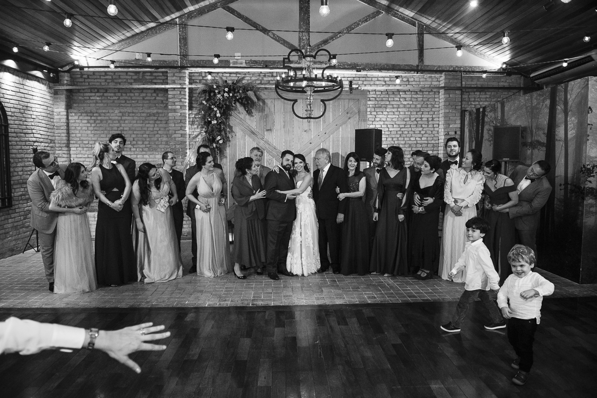 a fotografia de casamento nao precisa ser igual e pode ser diferente como essas crianças brincando durante as fotos protocolares
