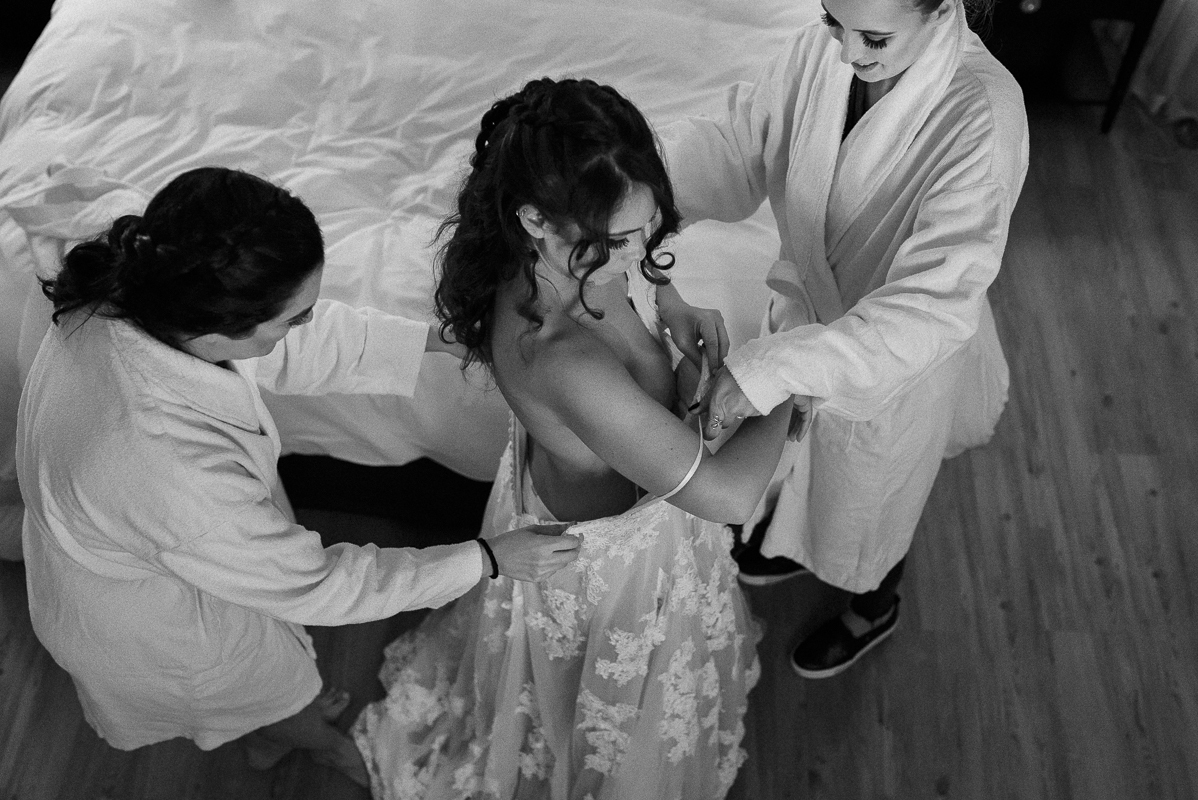 
fotografia de casamento espontânea da noiva com seu vestido no making of do casamento em ap