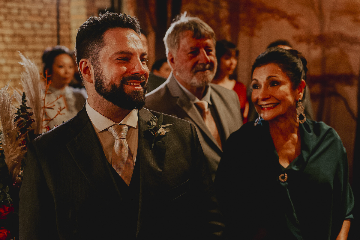 fotografo de casamento uma foto mais espontânea do noivo com sua mãe no celeiro quintal sp  