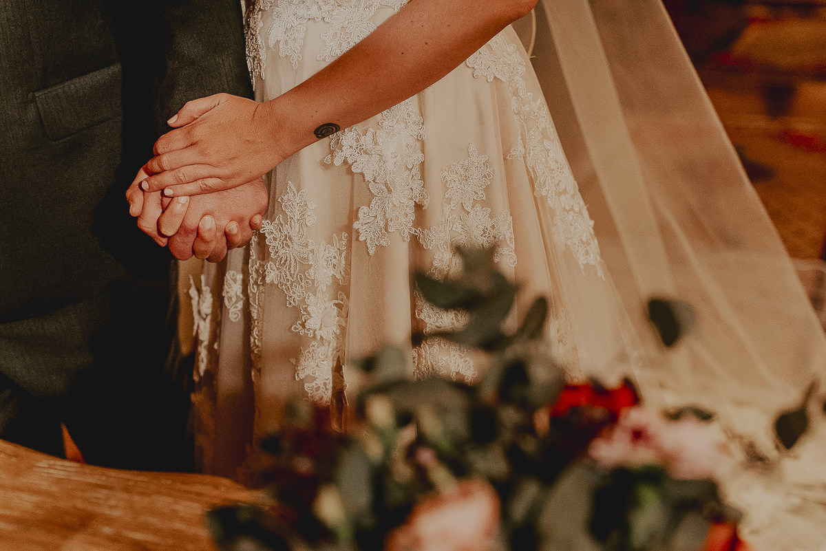 os detalhes pelo fotografo de casamentos premiados Daniel Okuyama durante a cerimonia de casamento no Celeiro