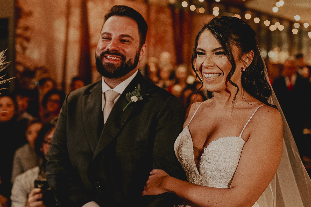 o sorriso dos noivos Adriana e ferando durante a realizacao da linda cerimonia de casamento, uma fotografia verdadeira sem posar e mais espontânea de casamento em sp