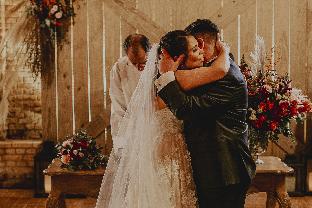 fotografia do beijo dos noivos mais verdadeira do fotografo daniel okuyama fotografo de casamentos em sp 