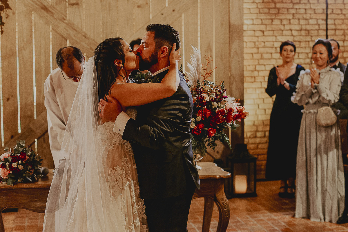 o grande beijo dos noivos na fotografia de Daniel Okuyama o fotografo mais premiados de sp