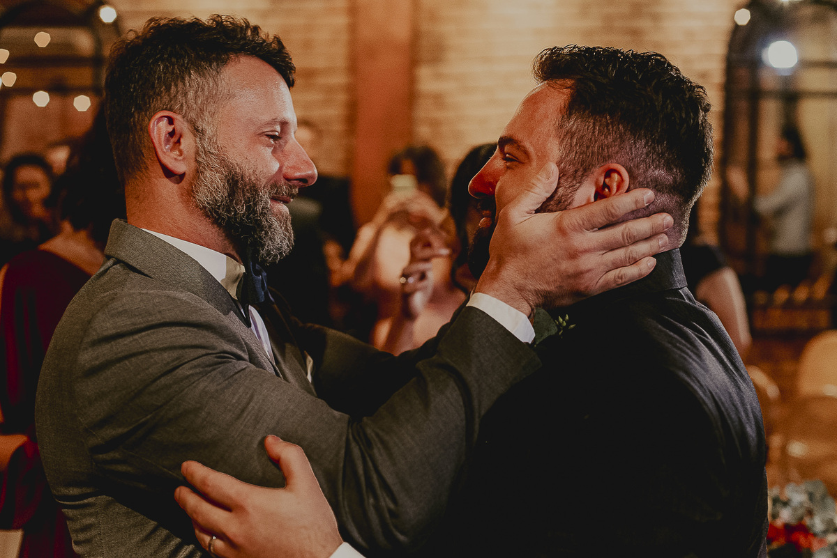 a fotografia de casamento mais espontanea durante o casamento no celeiro quinatl sp do noivo com seu irmão e padrinhos ao final do casamento pela foto de casamento do fotografo de São Paulo Daniel Okuyama