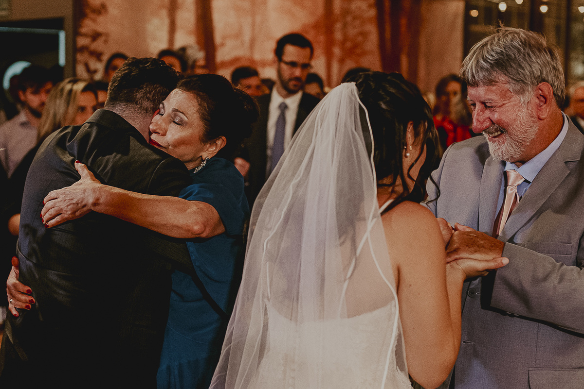 os cumprimentos do casal dos noivos em celebração do amor da noiva ansiosa e lapis de noiva do fotografo de sp daniel okuyama fotografia