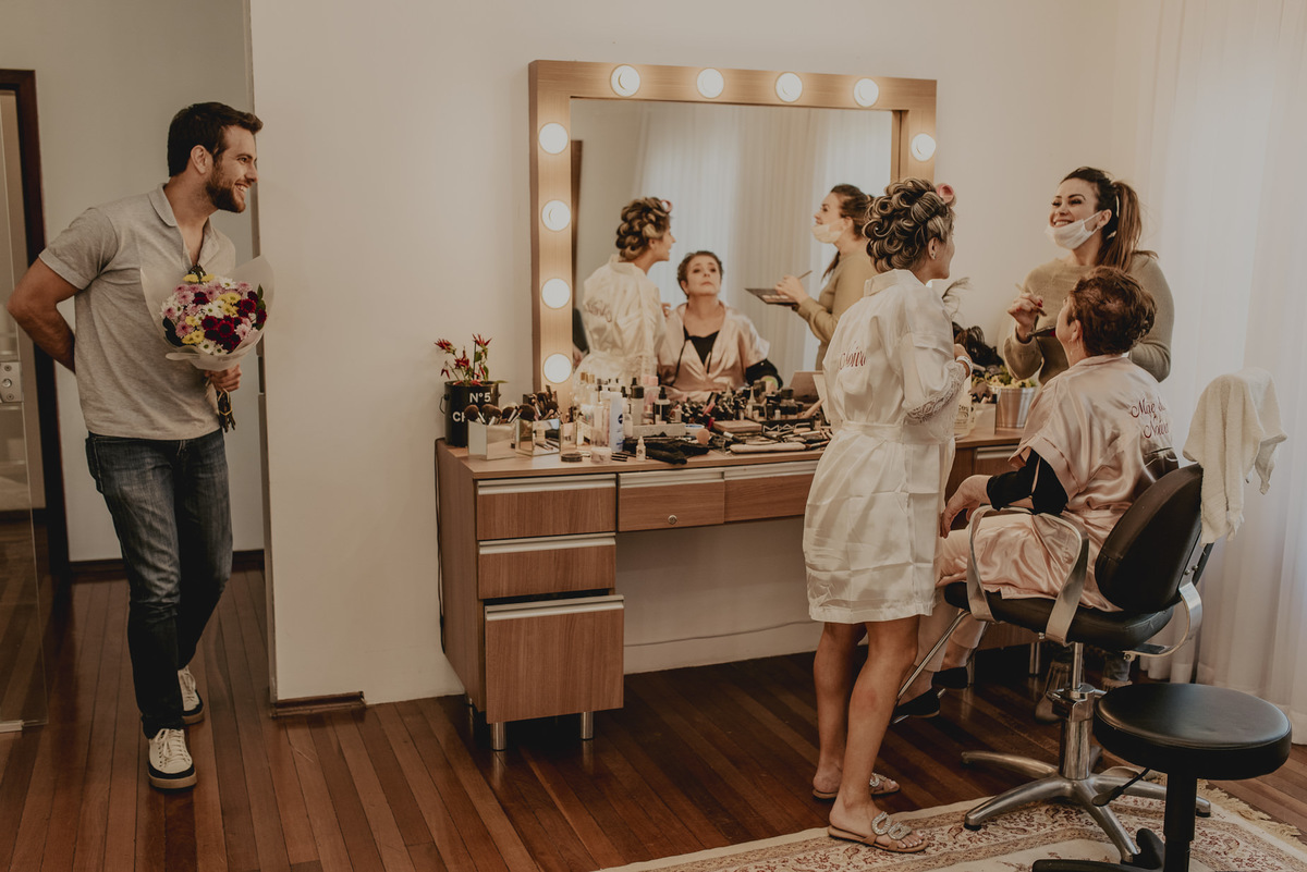 maquiagem da noiva do dia do making of com flores de surpresa do noivo