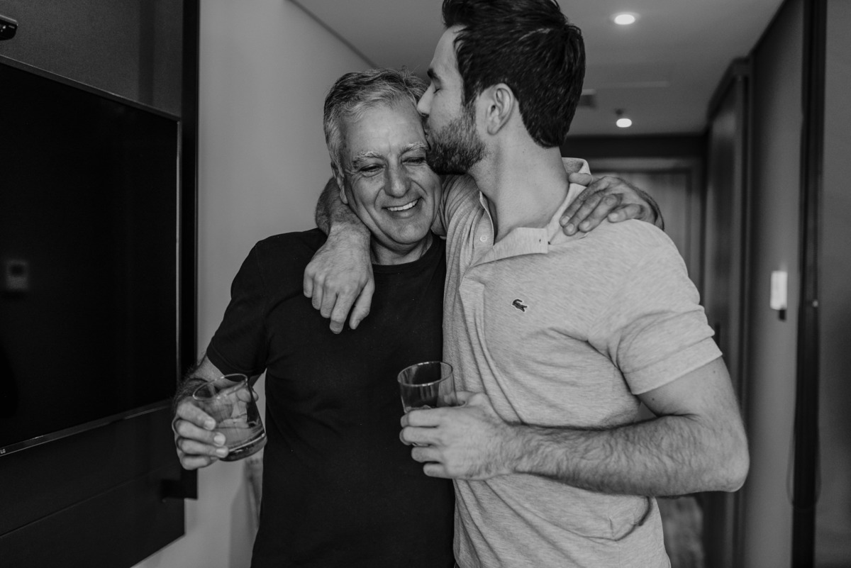 preparação do noivo fotos com o pai durante o casamento