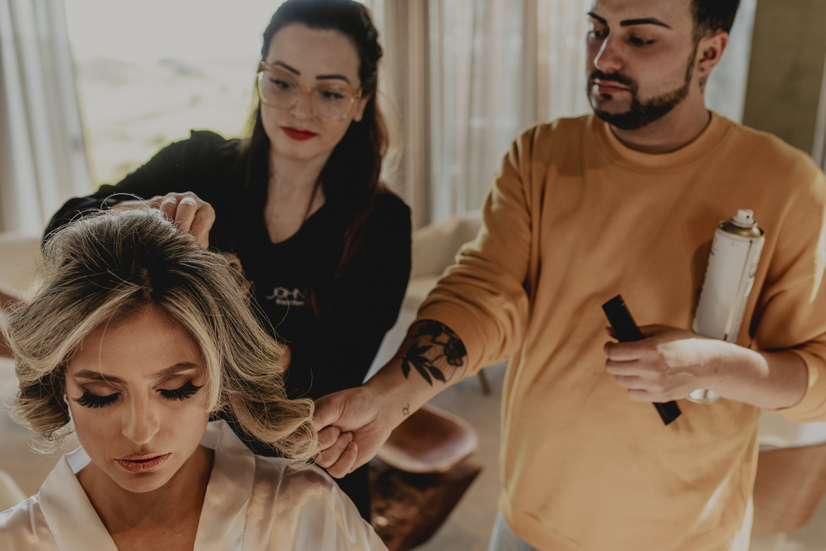 penteado de noiva durante o making of na sala da noiva do villa sansu