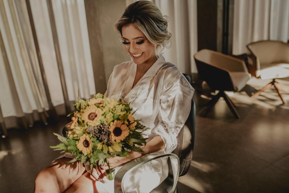 fotos da noiva com seu buque de girassóis durante o pré casamento 