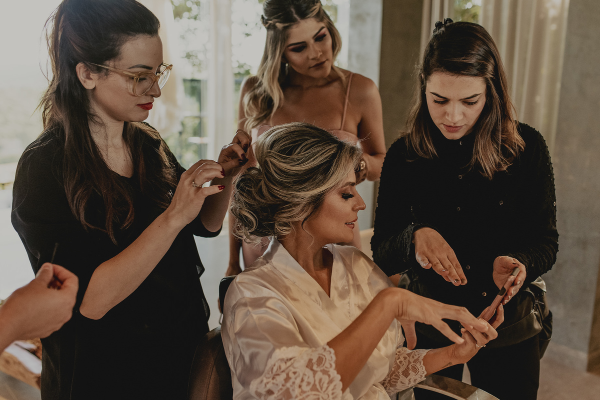 fotografia da maquiagem e penteado de noiva no villa sansu