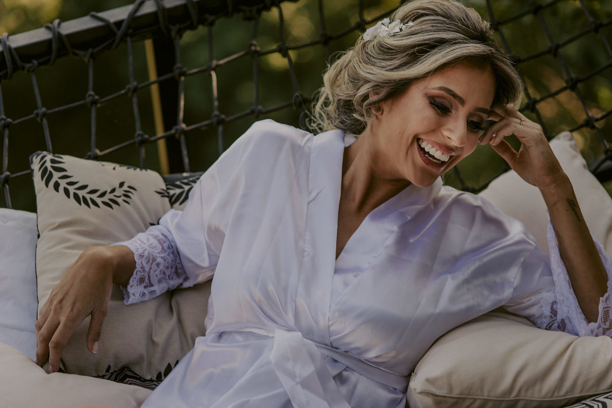 fotografia da maquiagem da noiva na sala do villa sansu minutos antes do casamento, inspiração de fotografia de casamento melhor fotografo de sp daniel okuyama