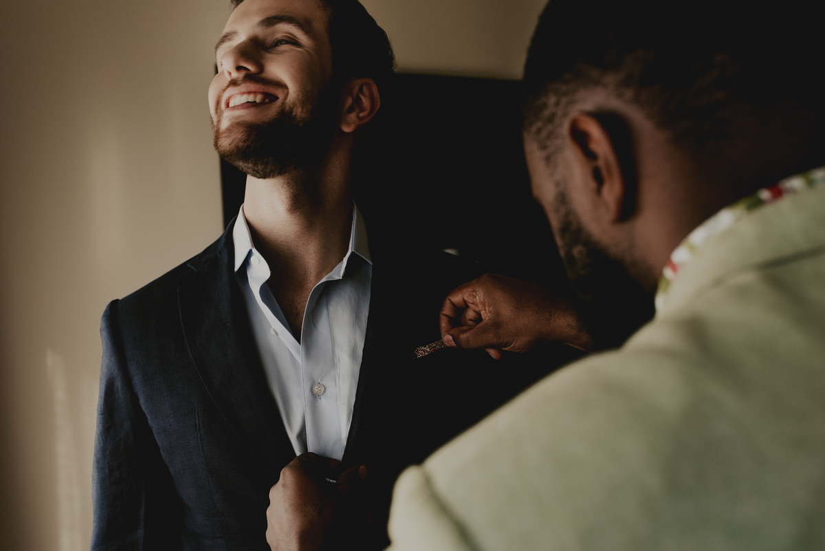 noivo se preparando com seu pai um pouco antes de começar o casamento