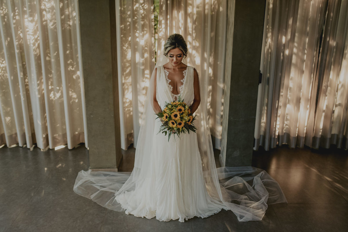 retratos da noiva com seu lindo vestido e o buque de girassóis para casamento no campo villa sansu proximo a sorocaba
