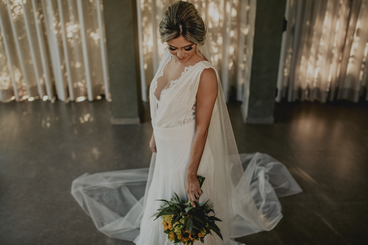 fotografia do penteado e da maquiagem da noiva, vestido para casamento no campo e buque de girassóis 