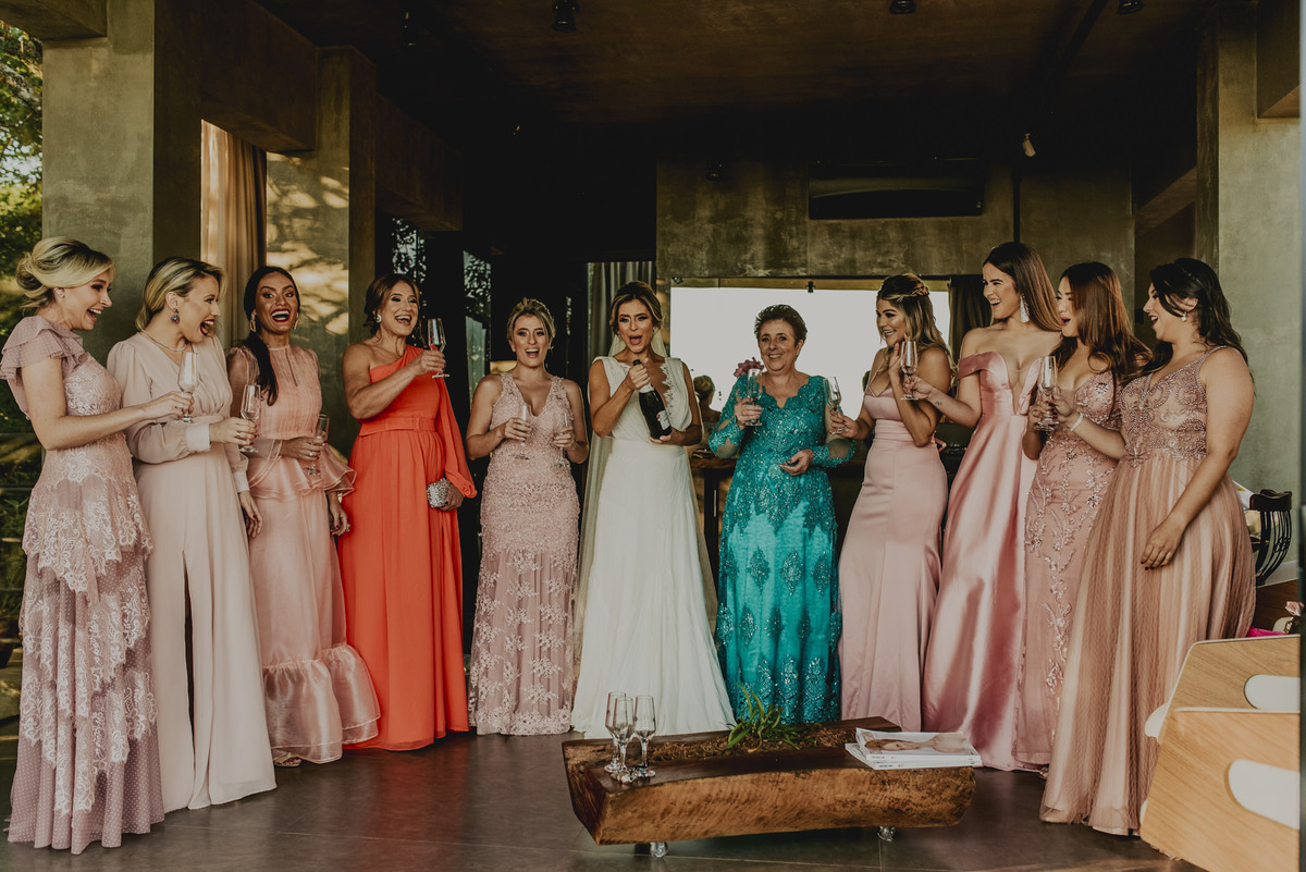 retrato da noiva com suas madrinhas no making of da noiva no villa sansu