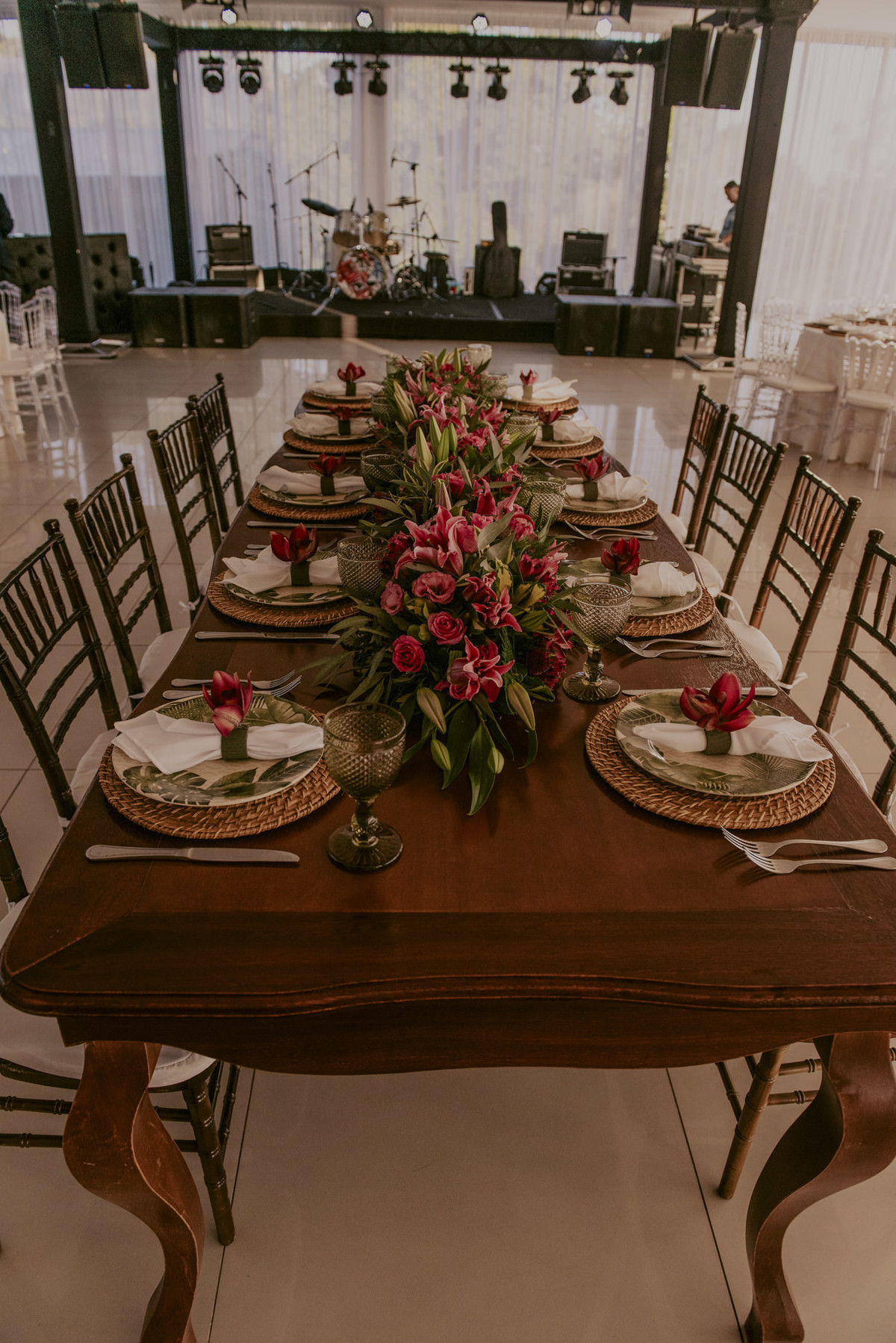 mesa da familia decoração de casamento com arranjos de flores