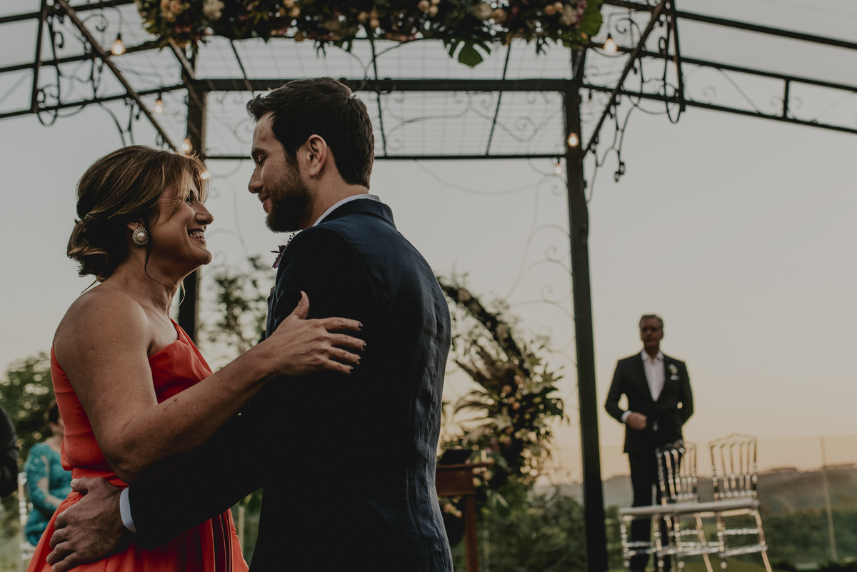 fotografia do noivo com sua irmã em casamento no campo villa sansu