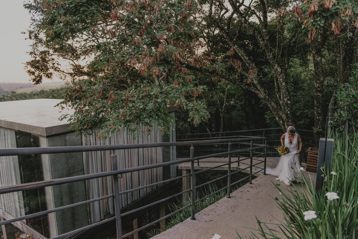 a noiva chegando para seu casamento