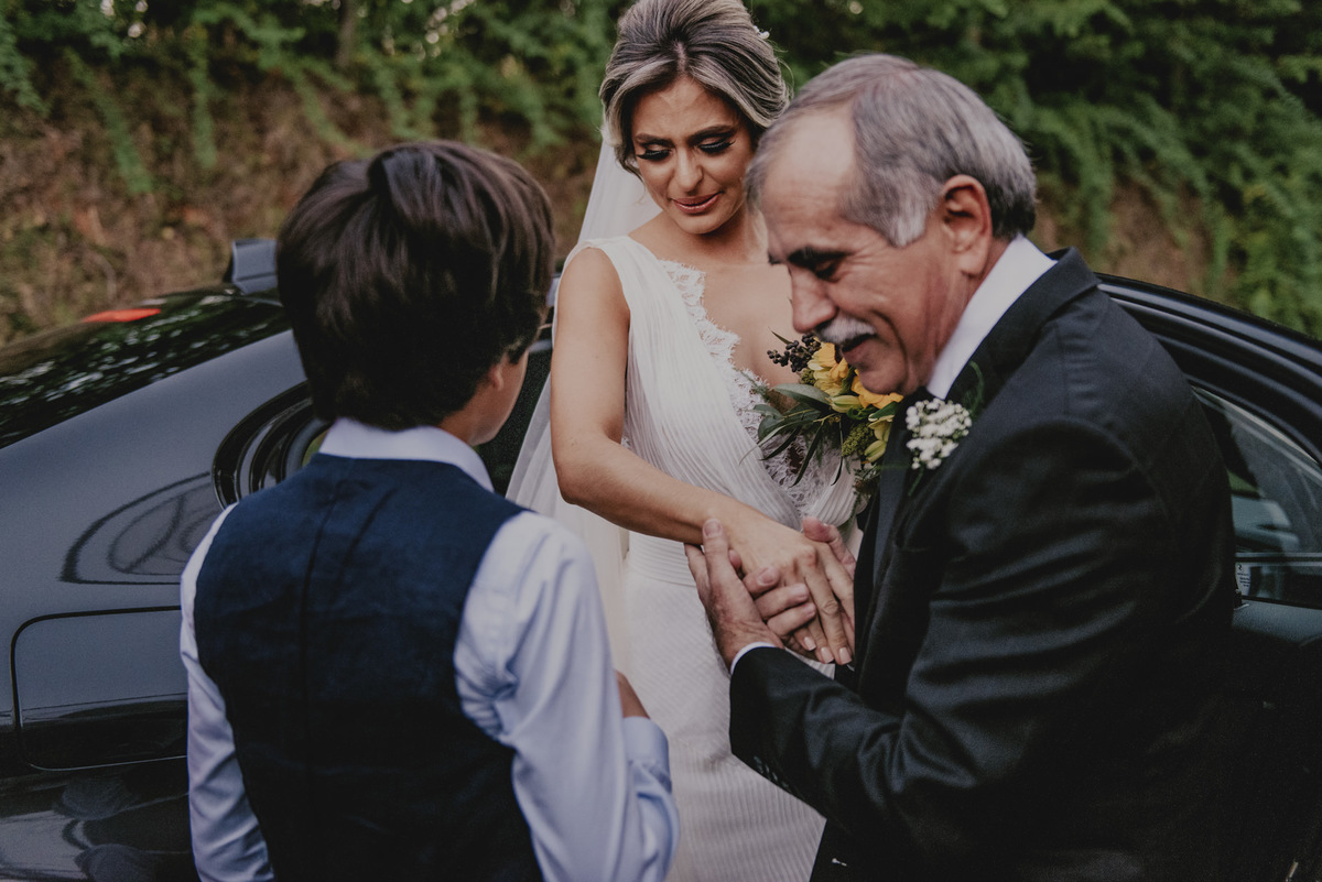 noiva com seu pai ansiosos antes da entrada da noiva