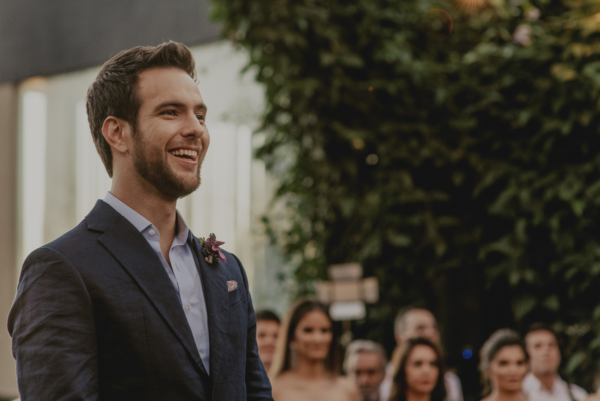 a reação do noivo ao ver a noiva entrando no casamento