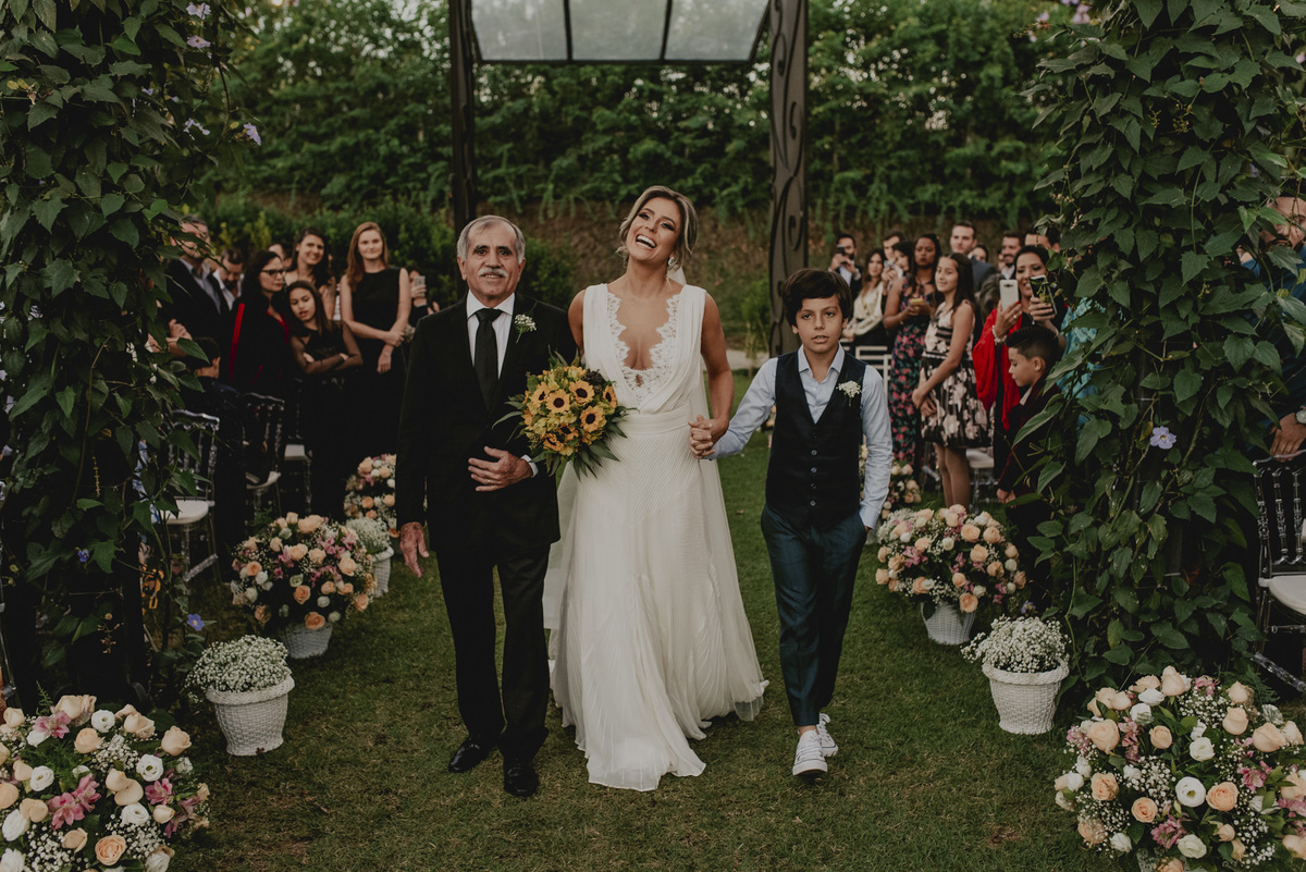 os noivos entraram com a musica deles e cantaram juntos durante todo o percurso da noiva