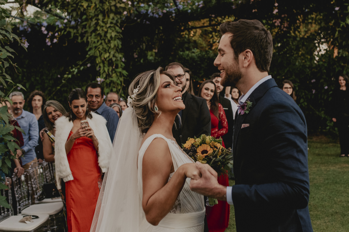 cerimonia de casamento no campo villa sansu os noivos em momento espontâneo 
