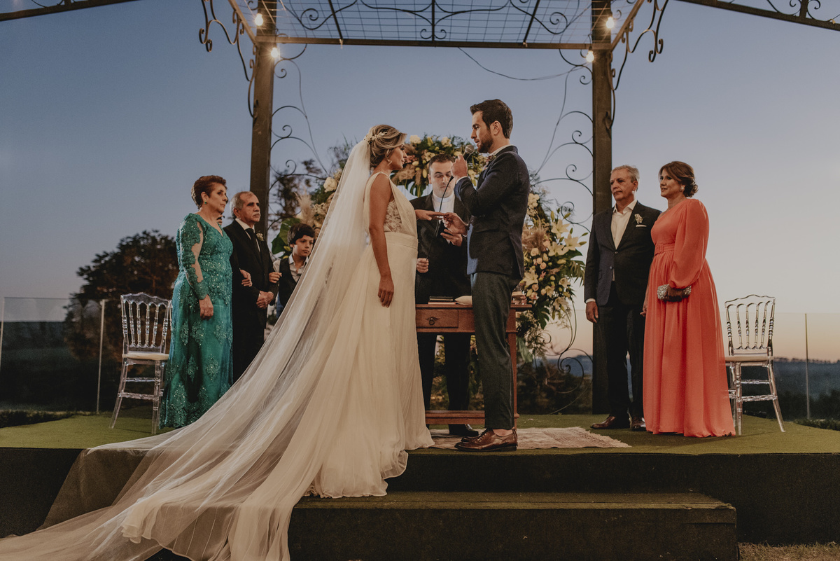 fotografia de casamento no campo, com o pôr do sol no villa sansu fotos de daniel okuyama