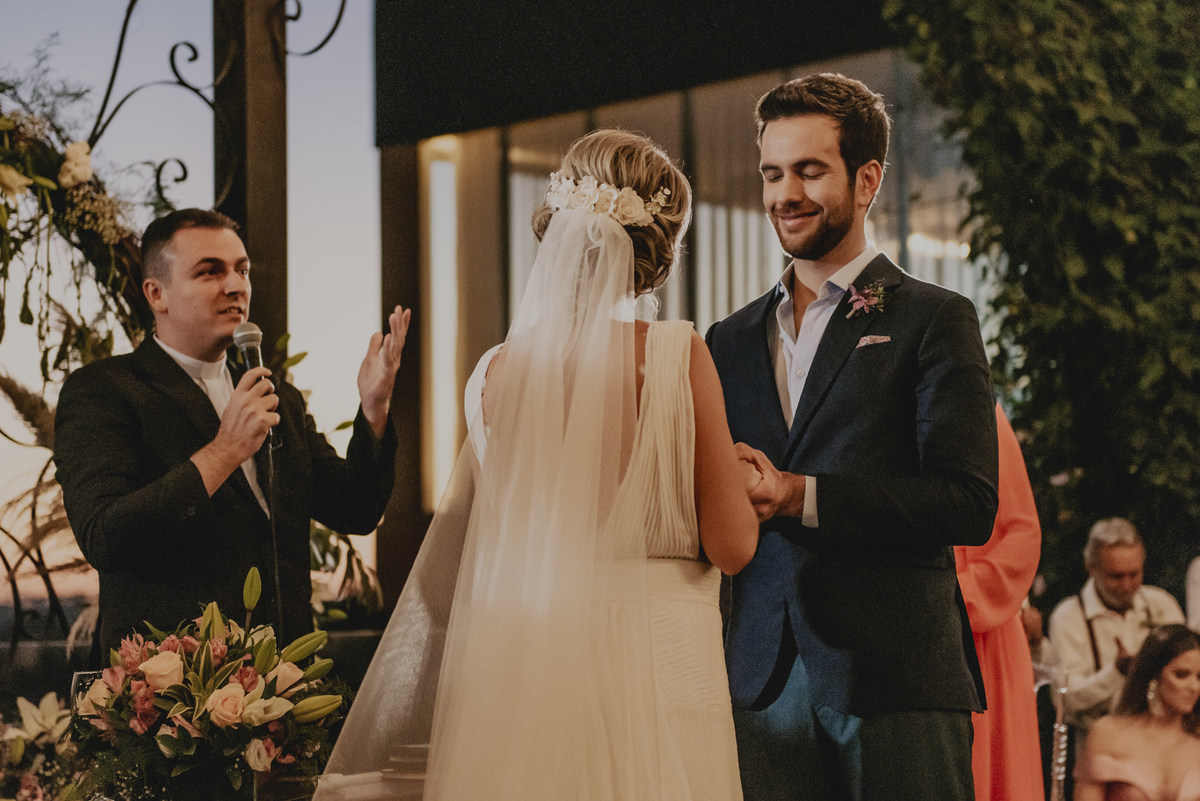 a celebração do casamento pelo celebrante durante a cerimonia de casamento
