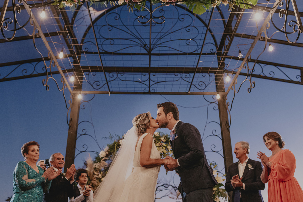 fotografia do beijo dos noivos enfim casados no villa sansu